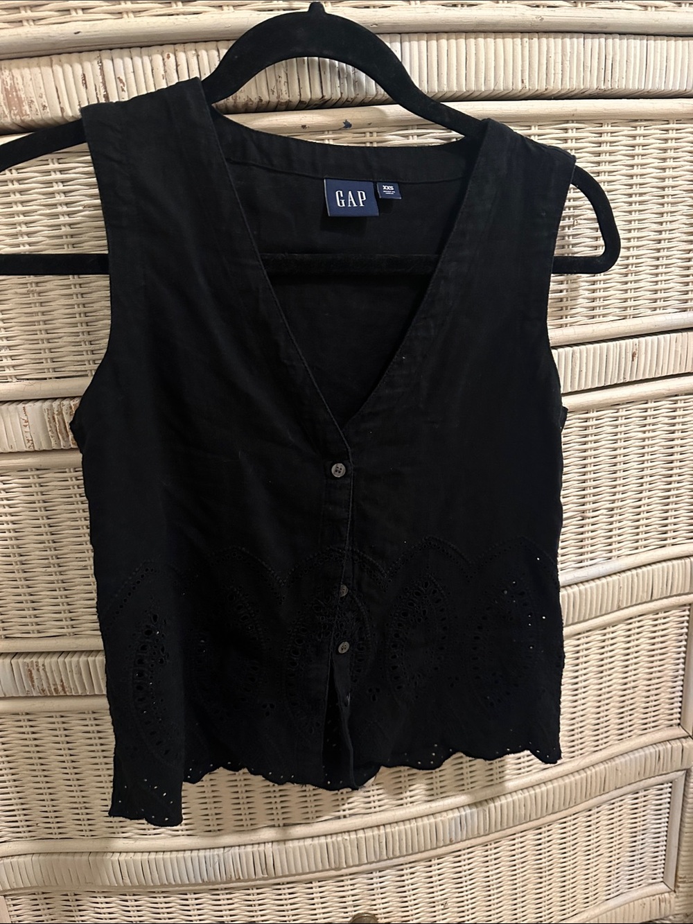 GAP Black Sleeveless Button-Front Eyelet Hem Top